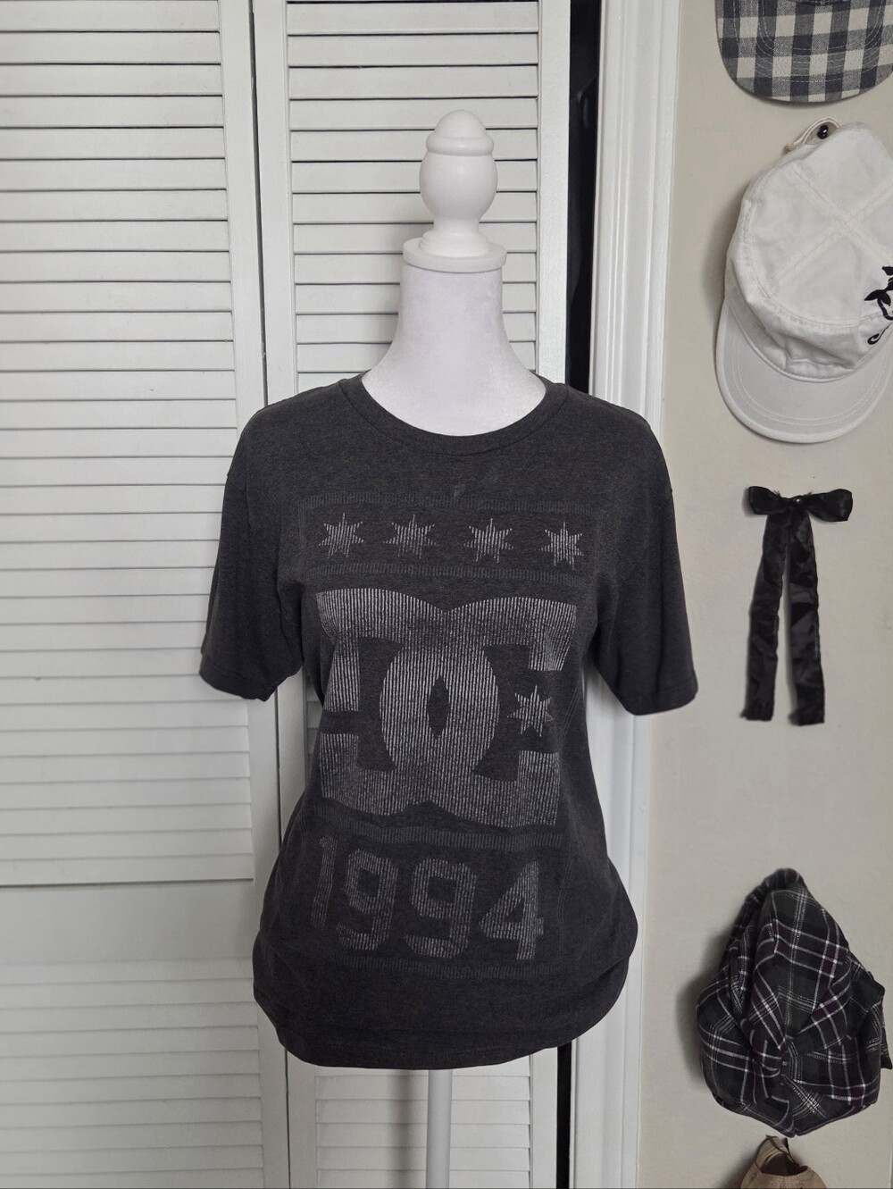 DC Shoes grey & black 2000s graphic tee